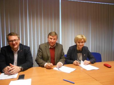 Wójt Gminy Żabia Wola - Halina Wawruch podpisuje umowę na budowę gminnego przedszkola.