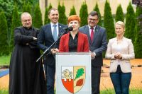 Uroczystość symbolicznego wbicia pierwszej łopaty pod rozbudowę Szkoły Podstawowej im. Marii Kownackiej w Skułach