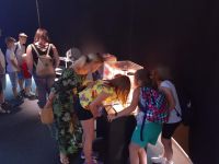 Dzieci obserwujące zjawisko fizyczne w podświetlanym akwarium