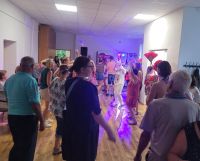 Mieszkańcy gminy tańczący w sali w Szkole w Słubicy Dobrej