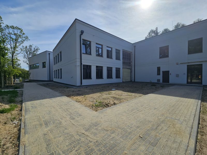 Prace przy modernizacji i dostosowaniu szkoły podstawowej w Skułach